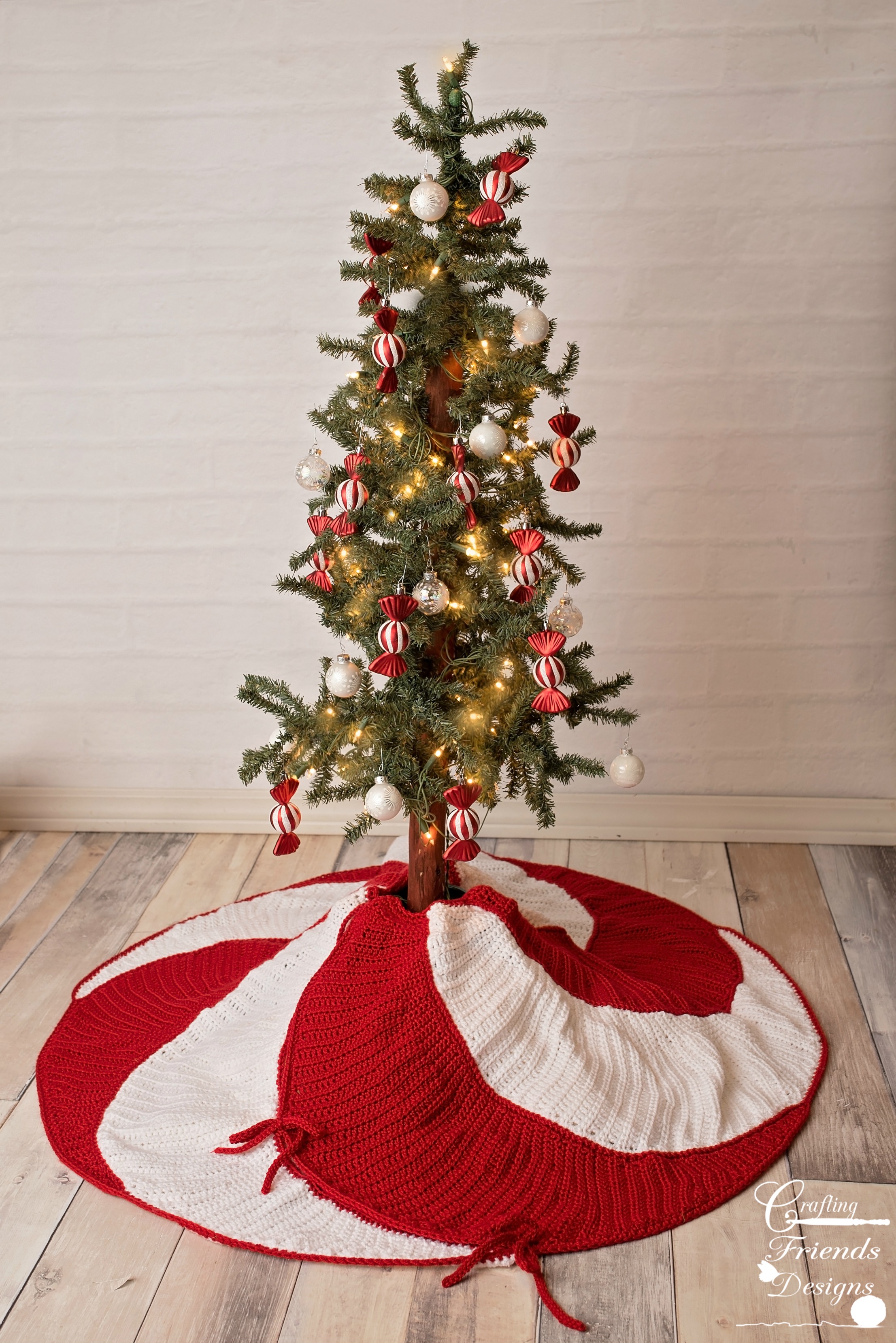 Peppermint Swirl Christmas Tree Skirt crochet pattern
